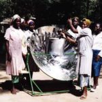 Donne africane mentre utilizzano la cucina solare