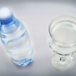 bottiglia di acqua minerale e bicchiere