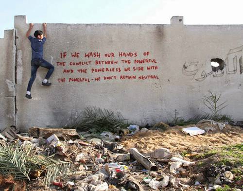 b2ap3_thumbnail_Banksy-Gaza-graffiti-streetart-confitto-israele-palestina-03.jpg