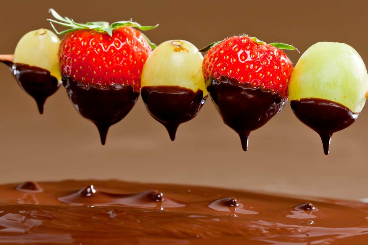 Spiedini di frutta al cioccolato