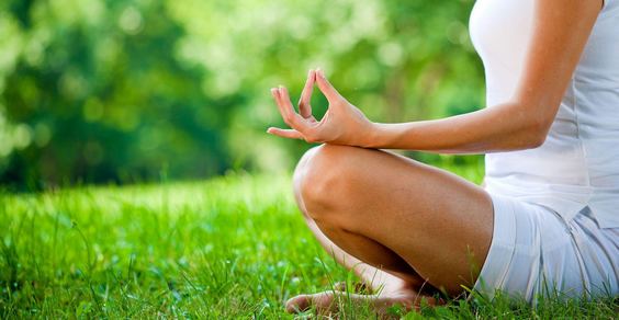 Yoga e meditazione nella natura: tutti i benefici di praticare immersi nel  verde - greenMe