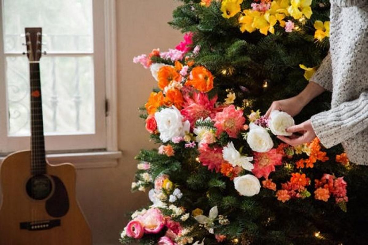 Immagini Fiori Natale.I Meravigliosi Alberi Di Natale Decorati Con I Fiori Foto Greenme It