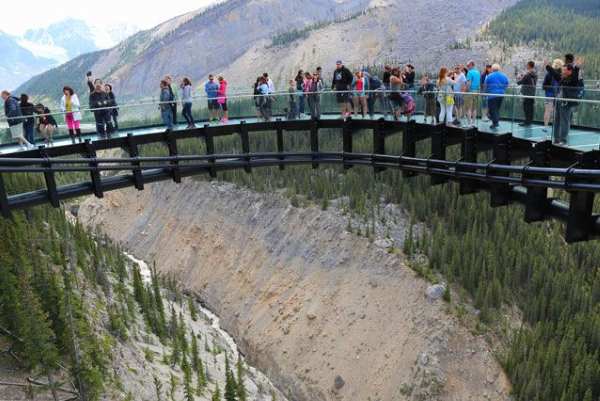 TouristsGlacierSkywalk.jpg.638x0 q80 crop smart