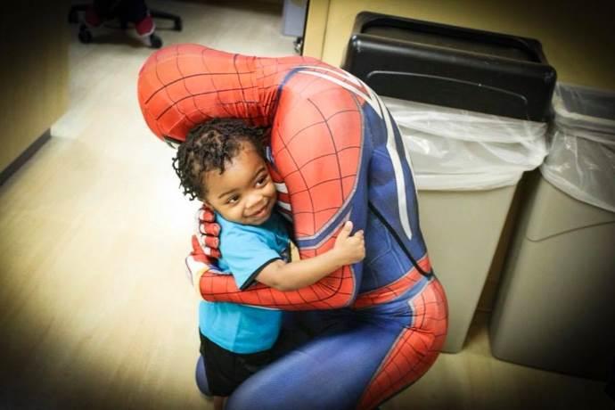 Il ragazzo che si trasforma in Spiderman per regalare un sorriso ai piccoli  malati terminali - greenMe