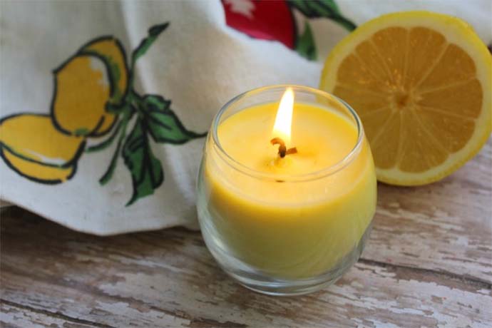 Candele al limone fai da te: 3 ricette per realizzarle in casa - greenMe