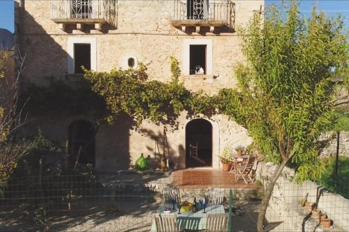 Questa Bellissima Casa In Abruzzo E In Vendita A Soli 60 Euro Ma Ne Vale 250mila Greenme