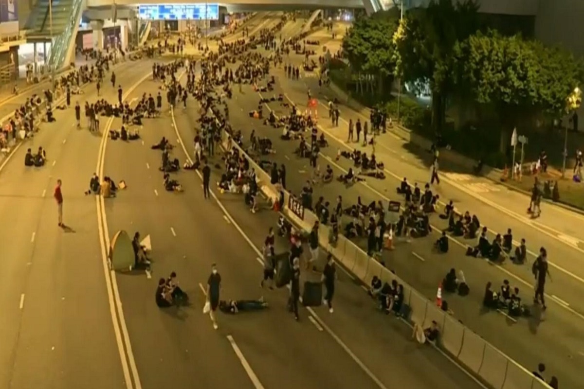 Manifestanti a Hong kong raccolgono i loro rifiuti