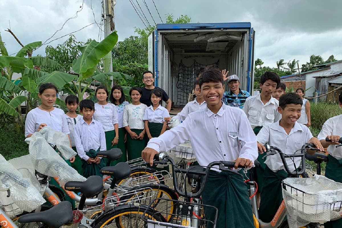 Imprenditore regala bici ai poveri