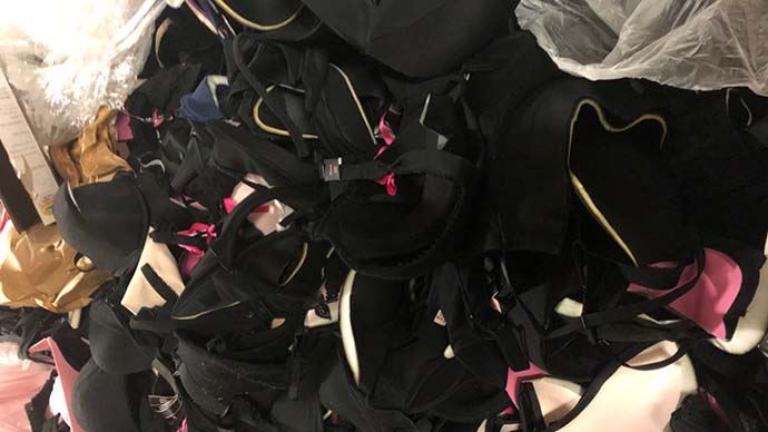 Victoria's Secret nella bufera: centinaia di reggiseni gettati nel  cassonetto - greenMe