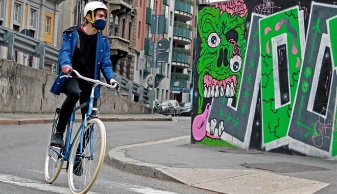 bicicletta con la mascherina