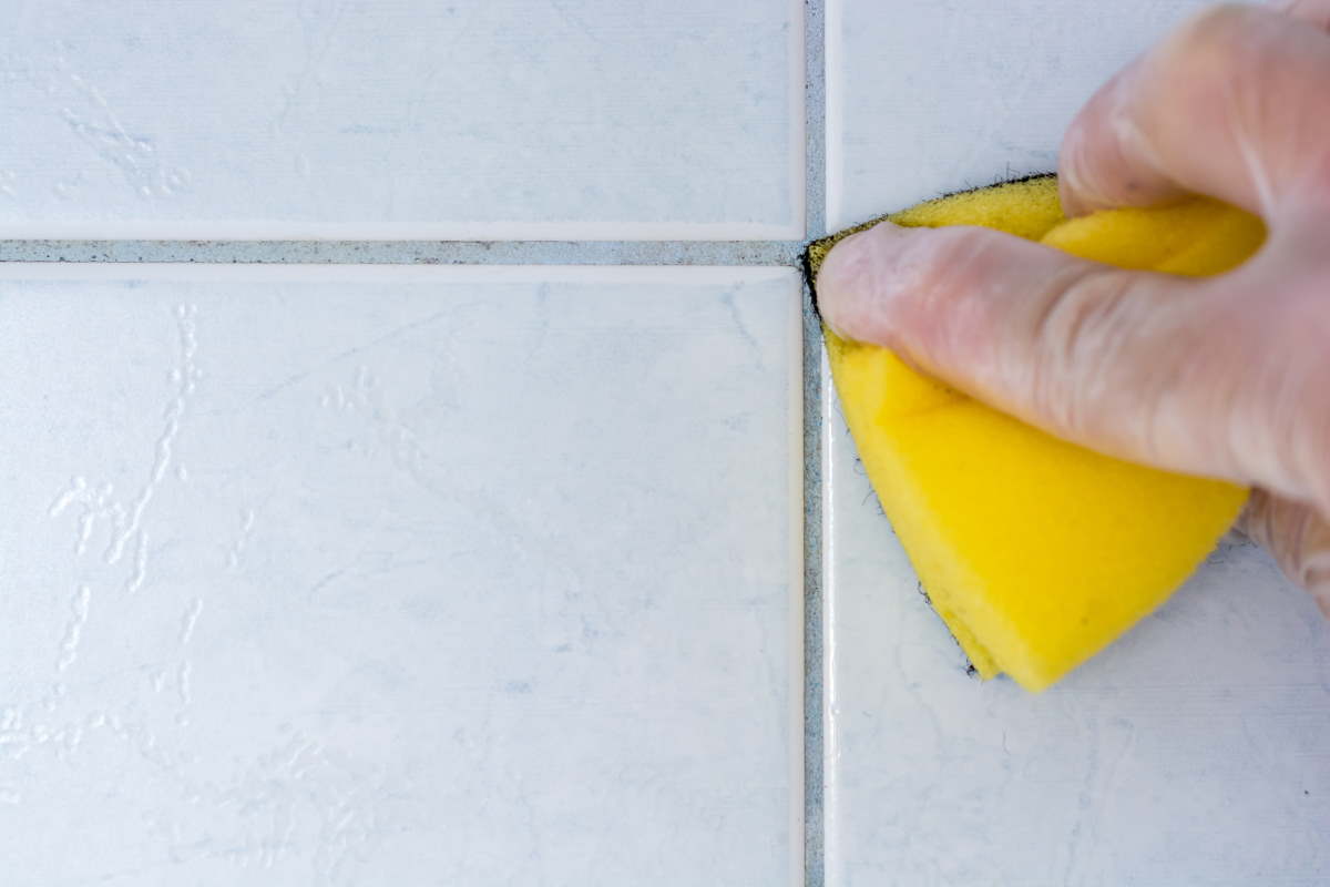 Come pulire le fughe del pavimento con un rimedio naturale