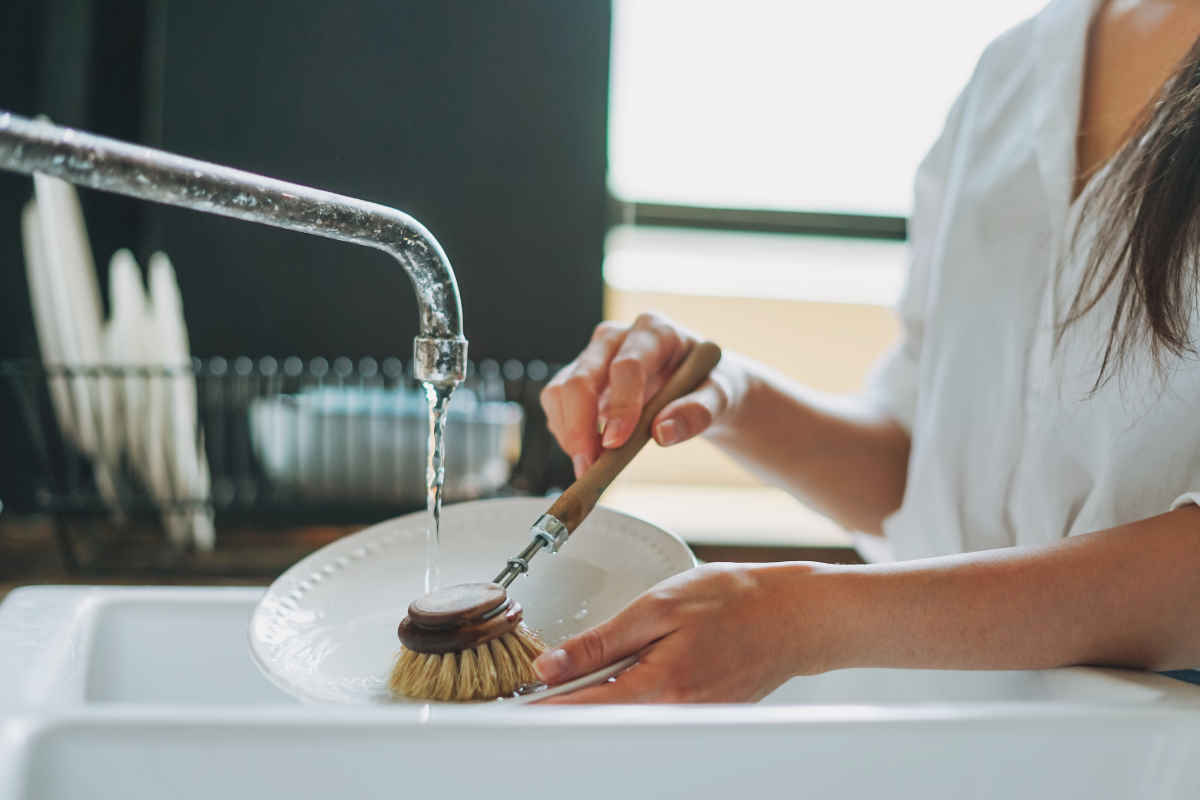 Per lavare i piatti è meglio usare una spazzola (e non la
