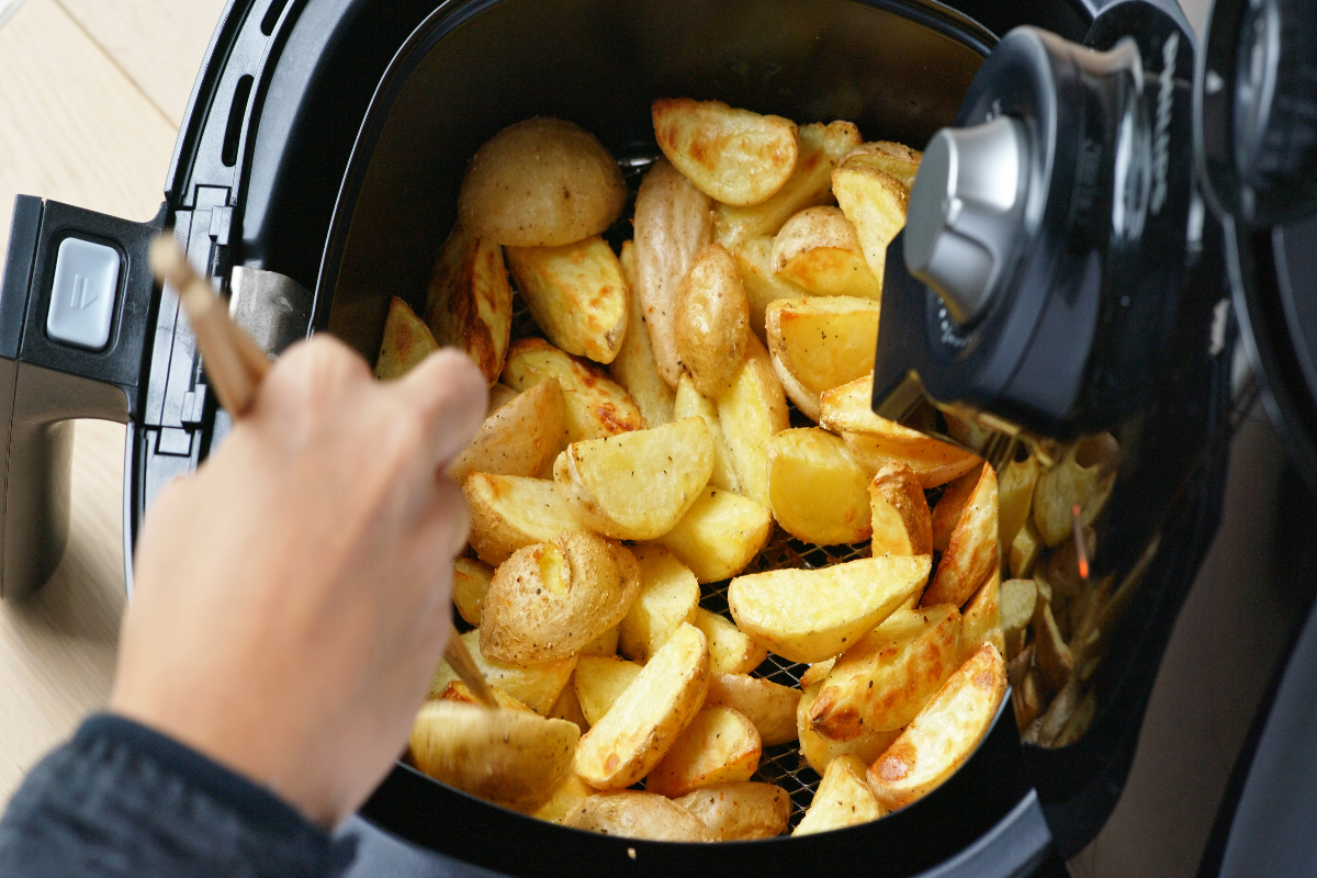 Patate e cibi cotti nella friggitrice ad aria sono davvero più salutari?
