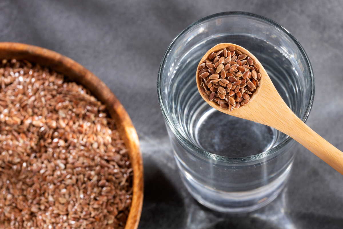 Acqua ai semi di lino: gli incredibili benefici e come prepararla