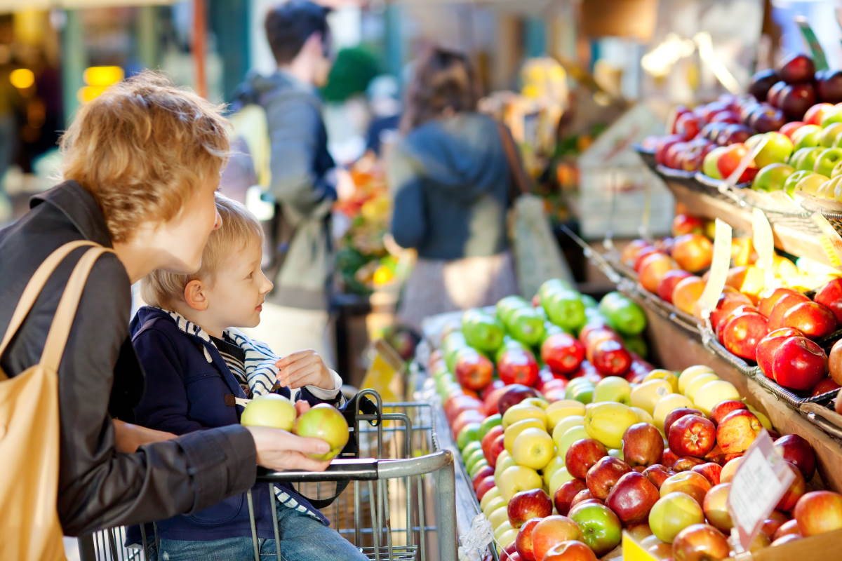 bambini frutta supermercato