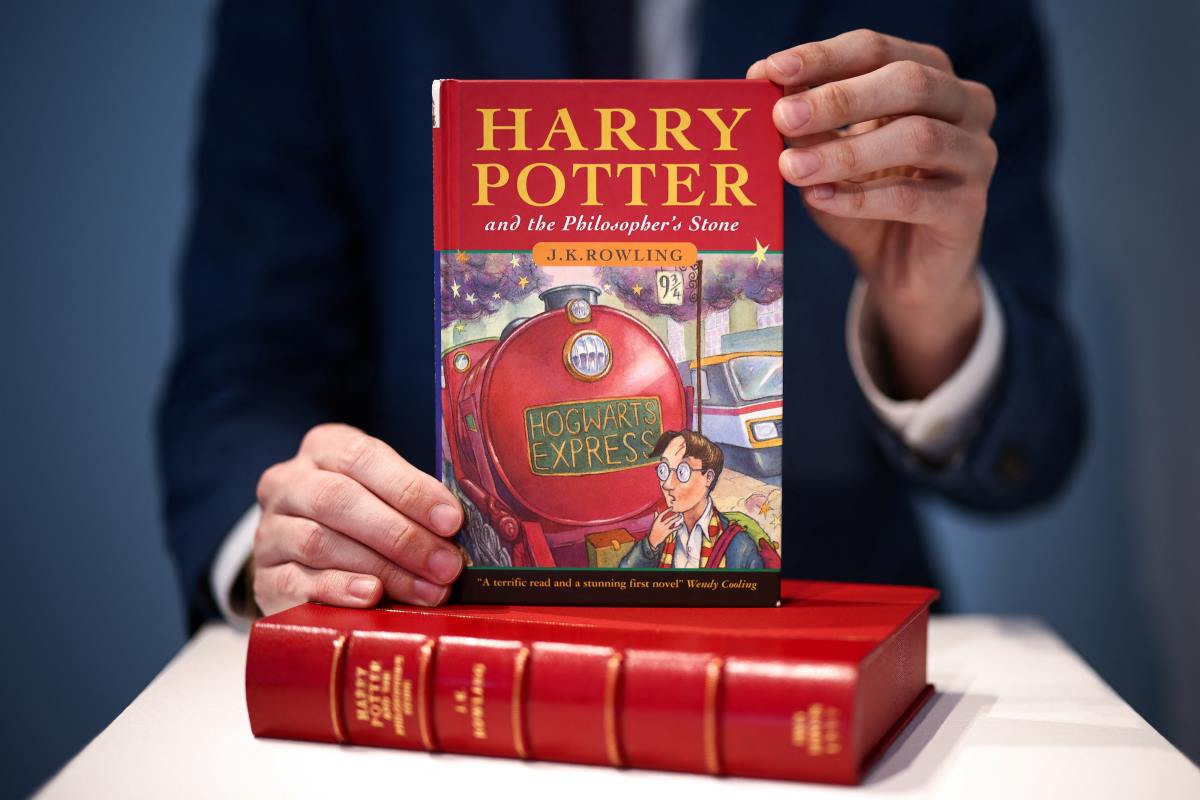 All'asta una rara prima edizione di Harry Potter e la Pietra Filosofale,  contiene refusi ed errori della stessa autrice (quando nessuno la  conosceva) - greenMe