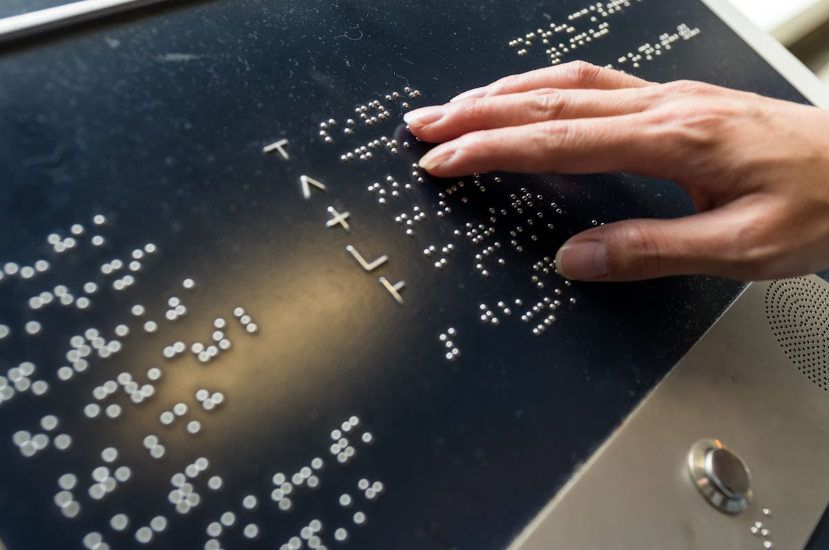 Questa compagnia aerea inserisce scritte in Braille sui propri velivoli per  supportare i passeggeri non vedenti - greenMe