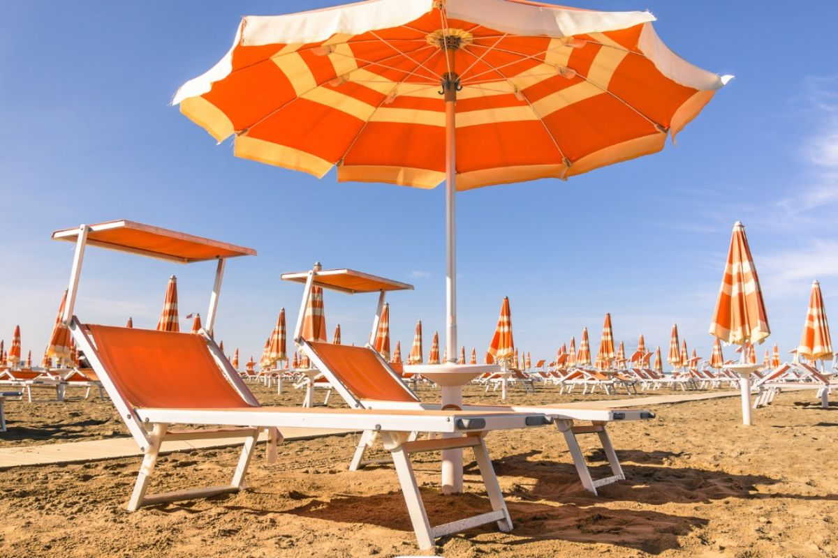 spiaggia lettini ombrelloni