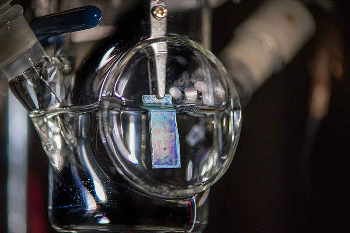 Un fotoelettrodo viene utilizzato per produrre idrogeno scindendo l'acqua