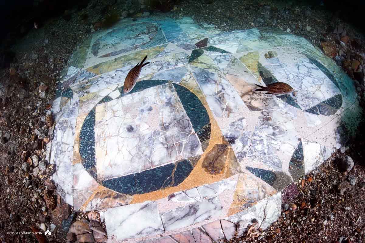 Emozionante scoperta sottomarina: mosaico romano emerge dai fondali della Baia di Napoli