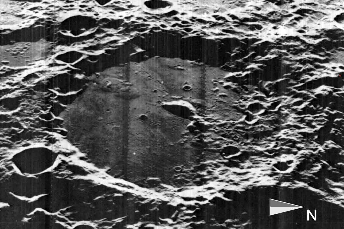 Immagini mai viste prima il lato nascosto della Luna mostra più di 20 crateri sepolti