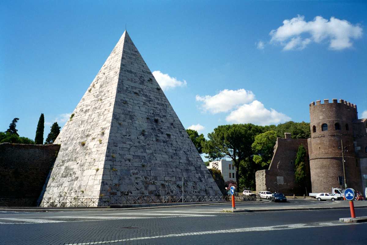 Piramide Cestia